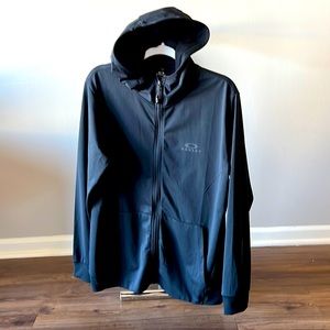 Size Large Men’s Oakley lightweight zip hoodie. Worn once or twice, like new.